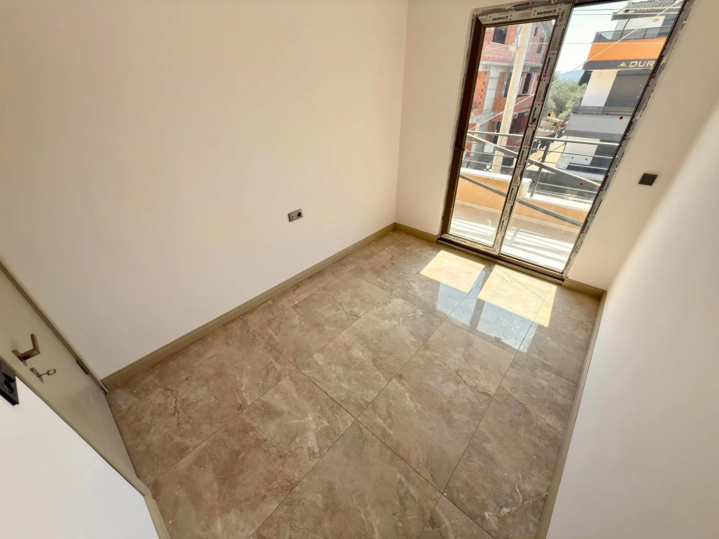YÜKSELDEN ZEYTİNLİDE ARAKAT ÖNCEPHE 2+1 ULTRA LÜX DAİRE