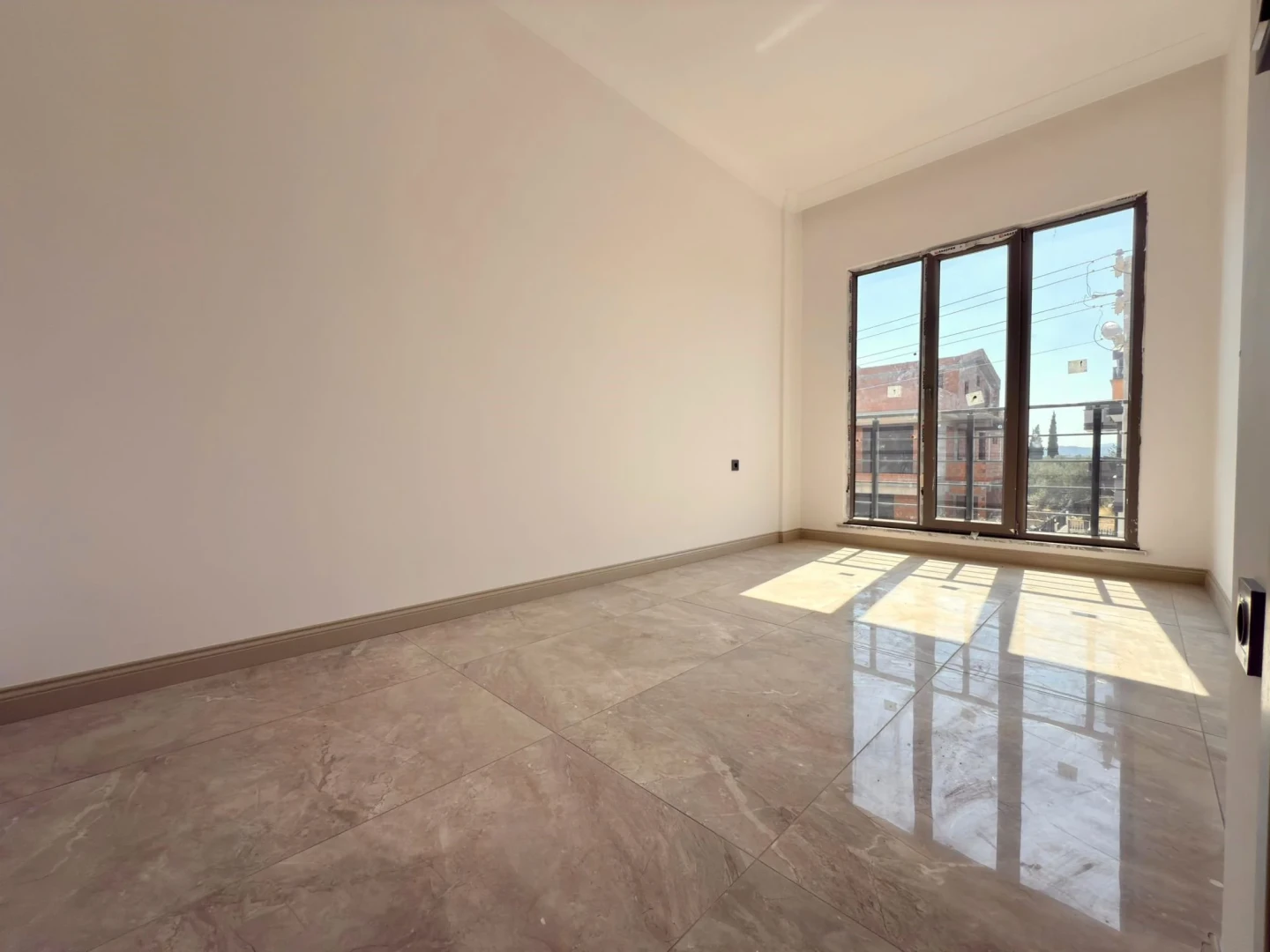 YÜKSELDEN ZEYTİNLİDE ARAKAT ÖNCEPHE 2+1 ULTRA LÜX DAİRE
