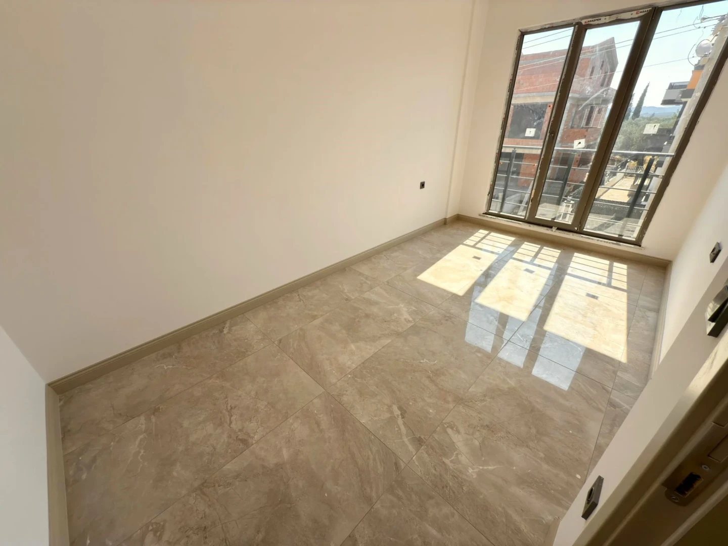 YÜKSELDEN ZEYTİNLİDE ARAKAT ÖNCEPHE 2+1 ULTRA LÜX DAİRE