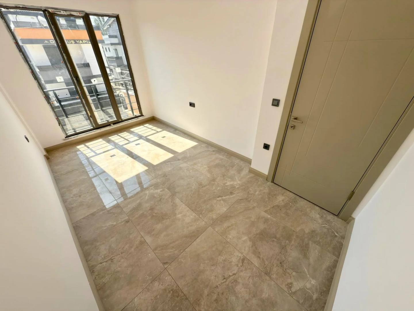 YÜKSELDEN ZEYTİNLİDE ARAKAT ÖNCEPHE 2+1 ULTRA LÜX DAİRE