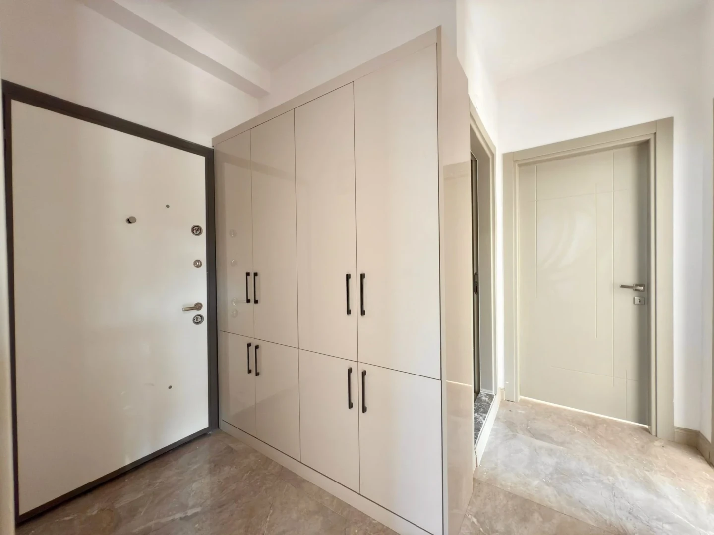 YÜKSELDEN ZEYTİNLİDE ARAKAT ÖNCEPHE 2+1 ULTRA LÜX DAİRE