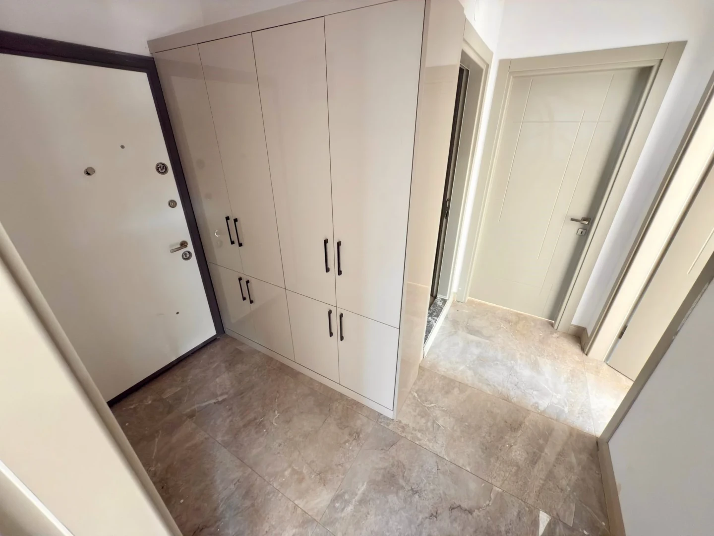 YÜKSELDEN ZEYTİNLİDE ARAKAT ÖNCEPHE 2+1 ULTRA LÜX DAİRE