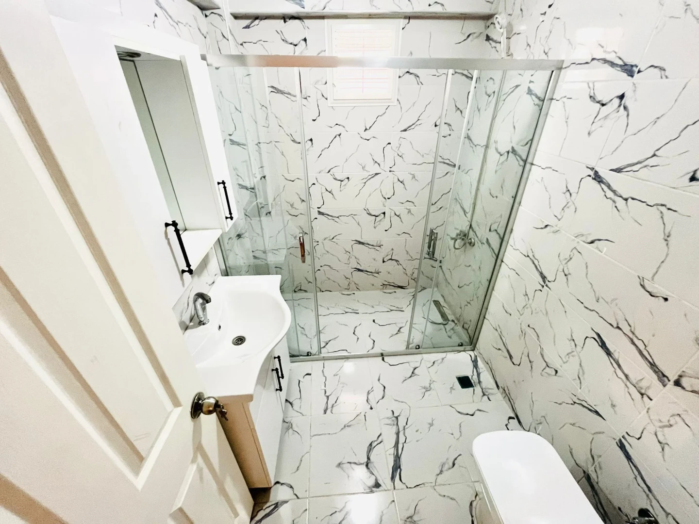 YÜKSELDEN İKİZÇAYDA ŞAHANE KONUM GENİŞ M2 SATILIK 3+1 LÜX DAİRE