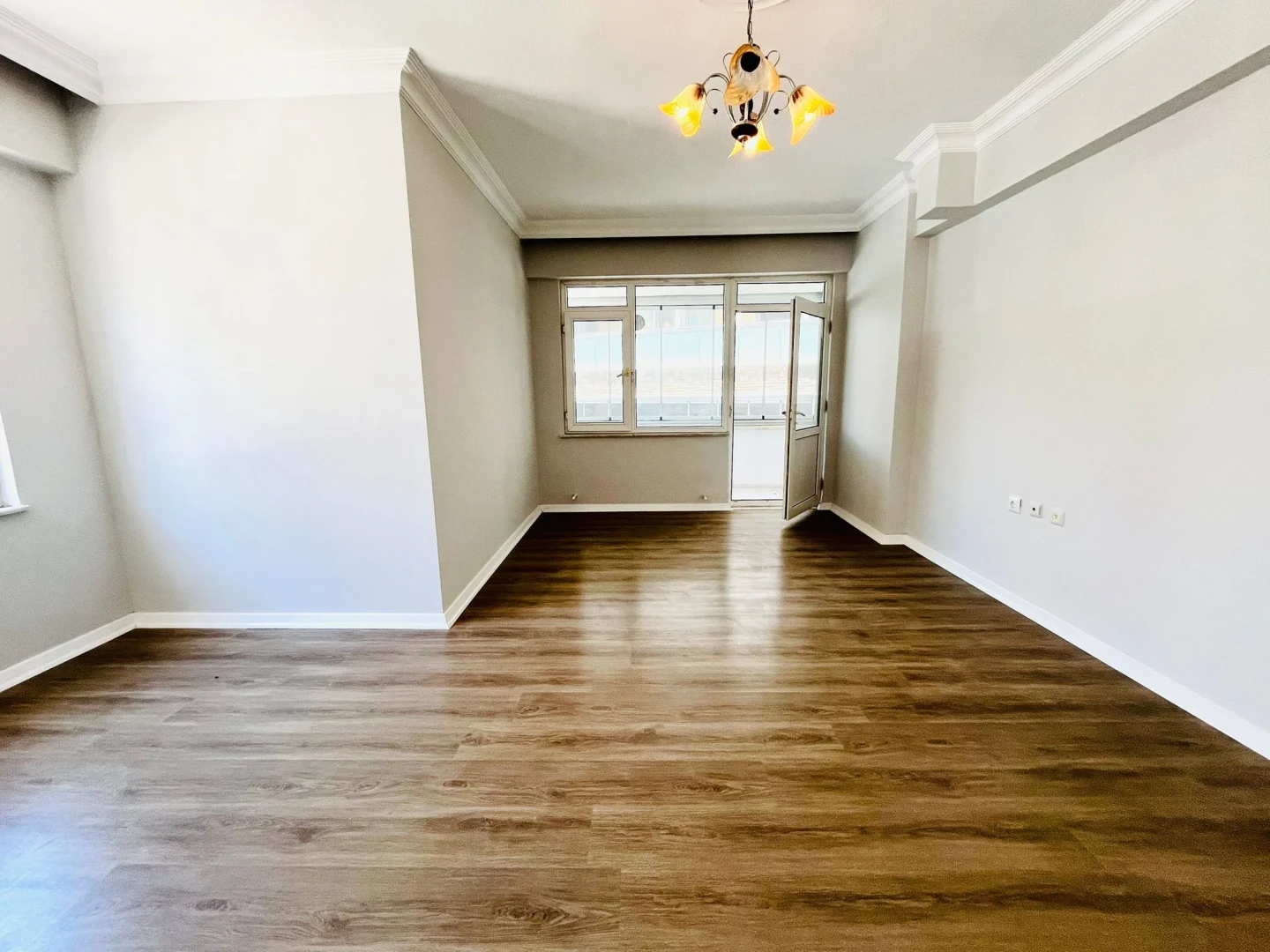 YÜKSELDEN İKİZÇAYDA ŞAHANE KONUM GENİŞ M2 SATILIK 3+1 LÜX DAİRE