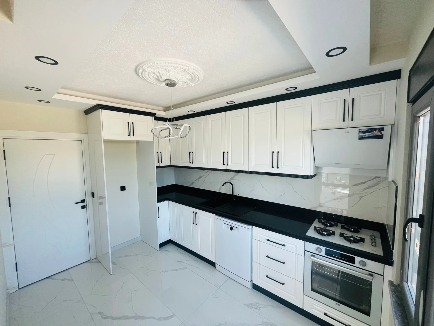YÜKSELDEN GÜREDE AYRI MUTFAKLI GENİŞ TERASLI ULTRA LÜKS 4+1VİLLA
