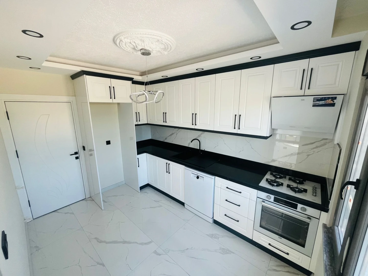 YÜKSELDEN GÜREDE AYRI MUTFAKLI GENİŞ TERASLI ULTRA LÜKS 4+1VİLLA