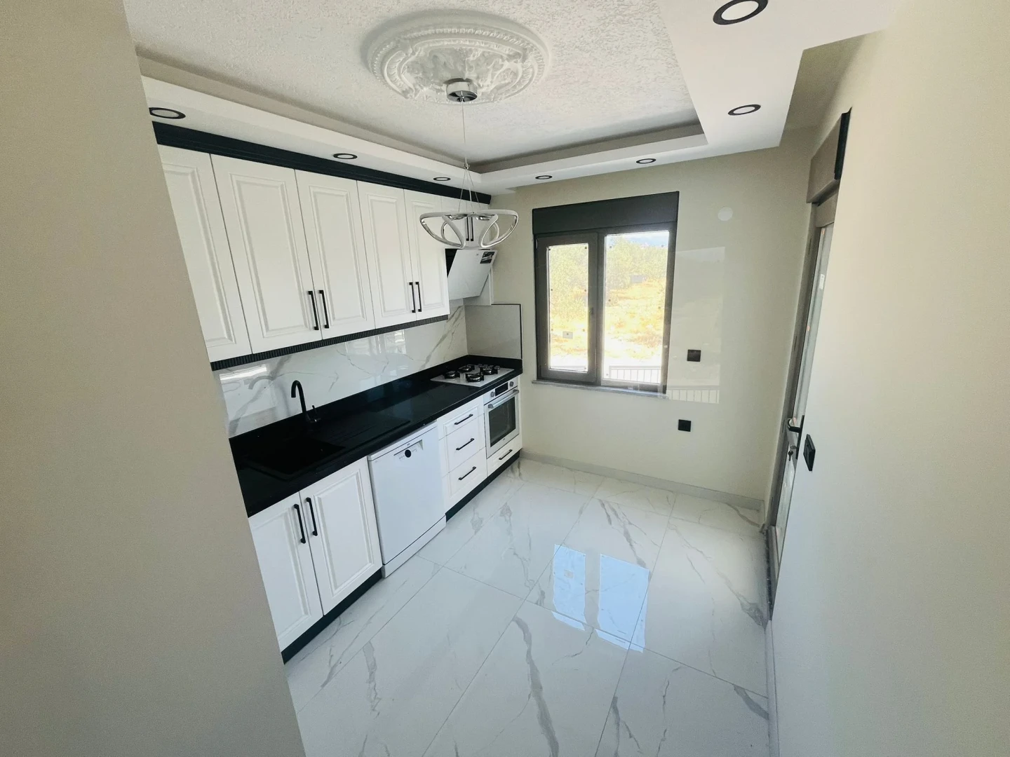YÜKSELDEN GÜREDE AYRI MUTFAKLI GENİŞ TERASLI ULTRA LÜKS 4+1VİLLA