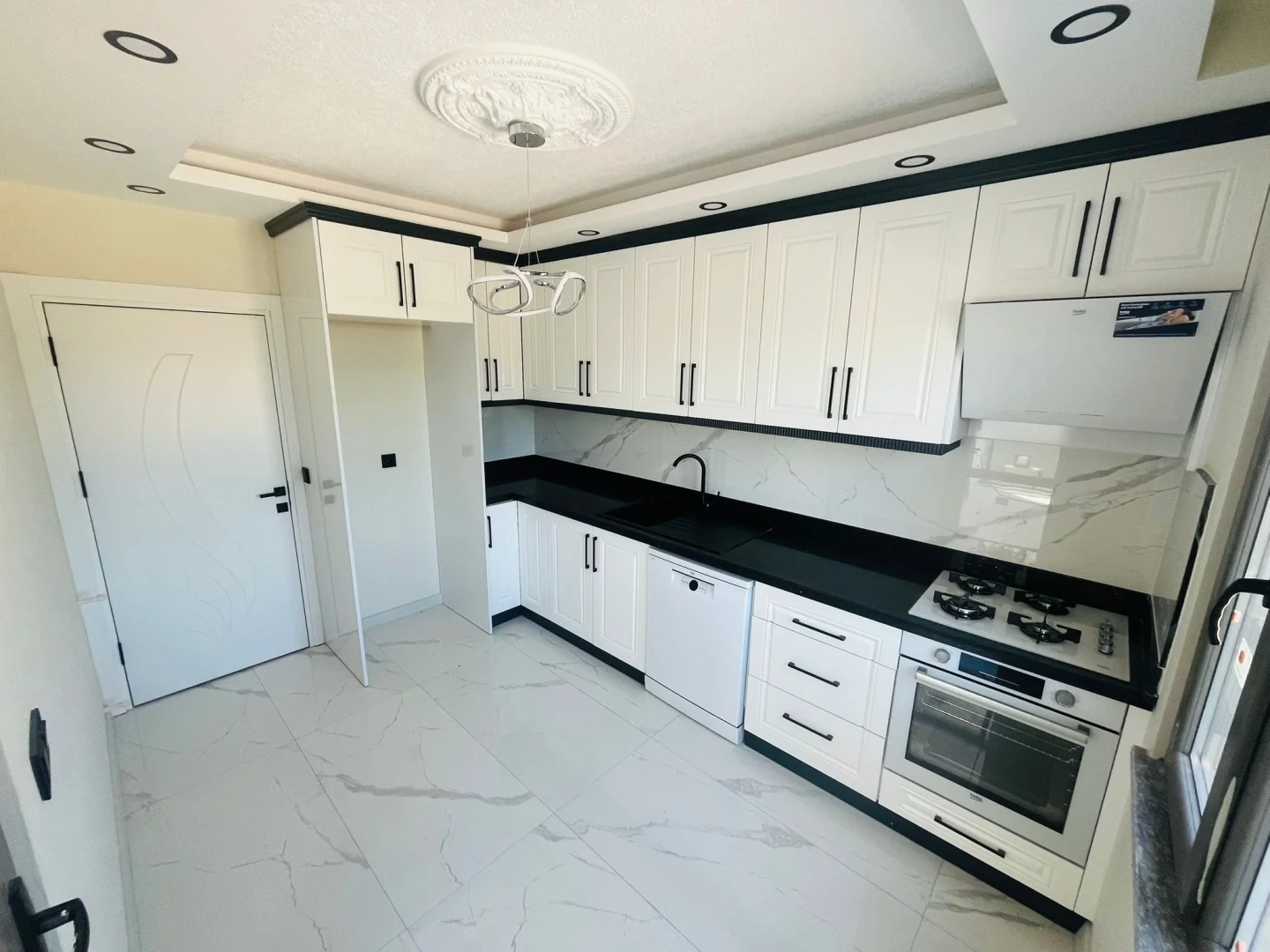 YÜKSELDEN GÜREDE AYRI MUTFAKLI GENİŞ TERASLI ULTRA LÜKS 4+1VİLLA