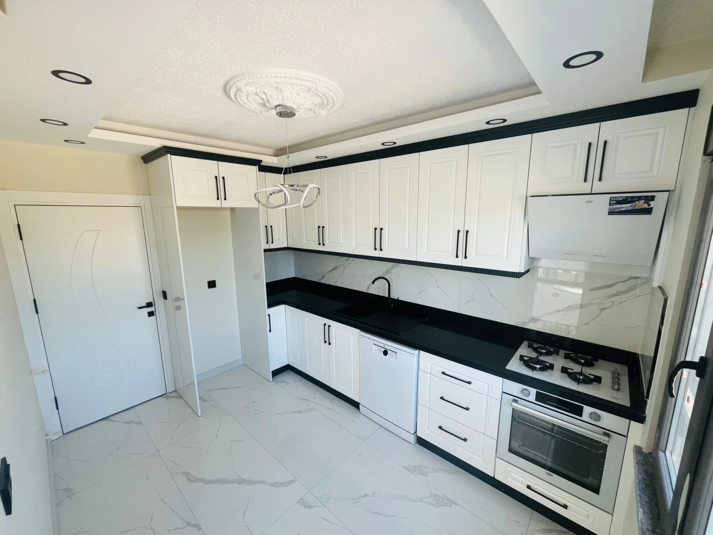 YÜKSELDEN GÜREDE AYRI MUTFAKLI GENİŞ TERASLI ULTRA LÜKS 4+1VİLLA