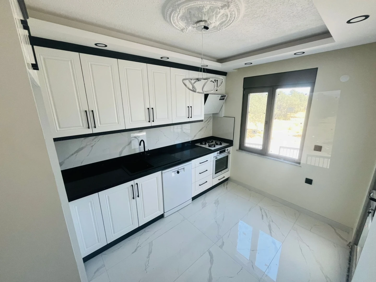 YÜKSELDEN GÜREDE AYRI MUTFAKLI GENİŞ TERASLI ULTRA LÜKS 4+1VİLLA