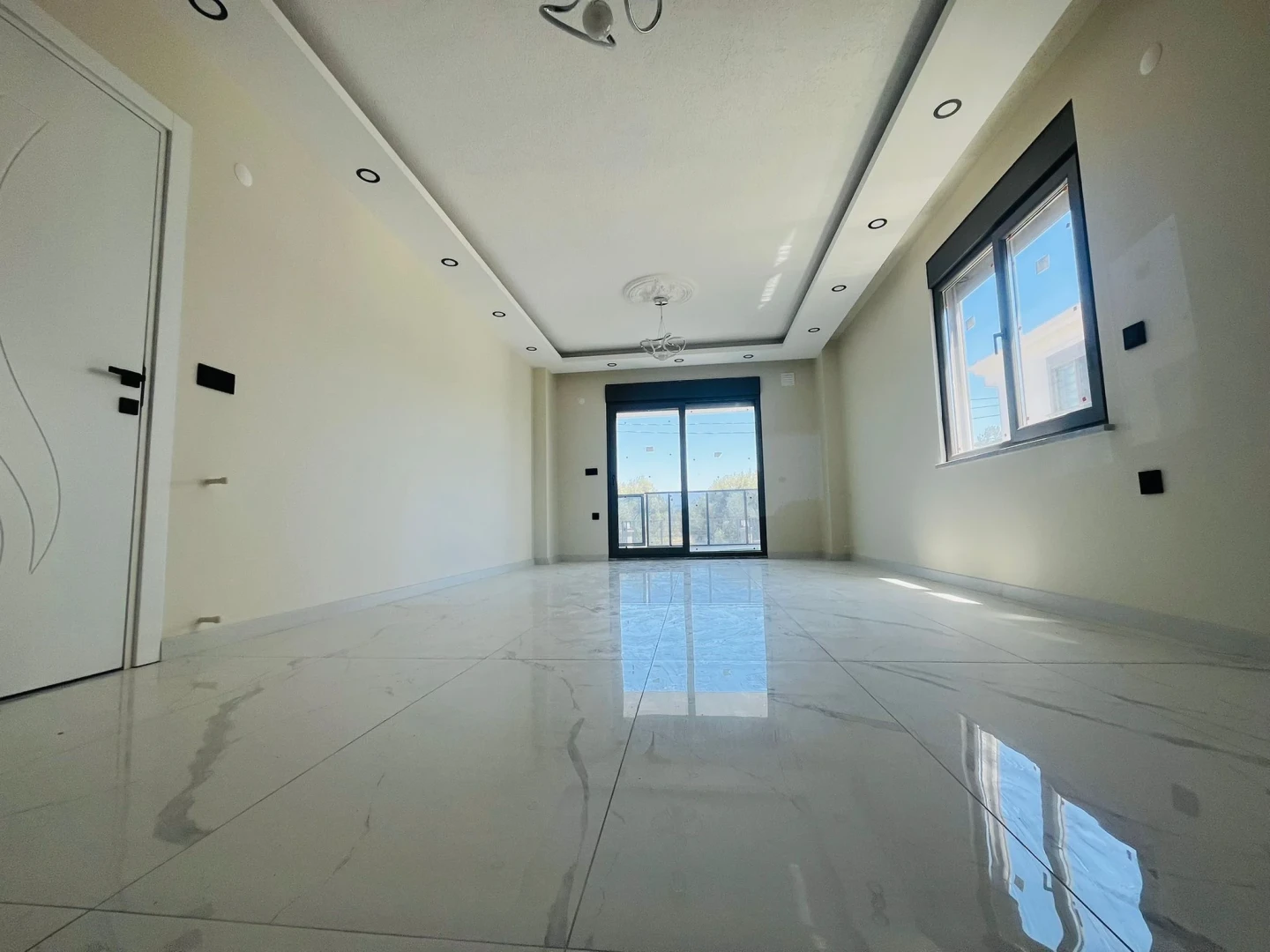 YÜKSELDEN GÜREDE AYRI MUTFAKLI GENİŞ TERASLI ULTRA LÜKS 4+1VİLLA