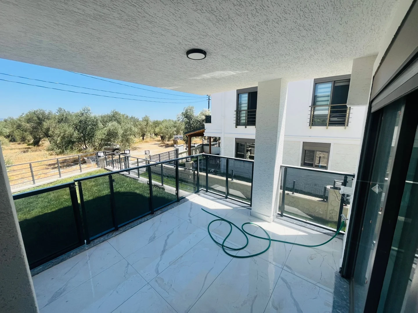 YÜKSELDEN GÜREDE AYRI MUTFAKLI GENİŞ TERASLI ULTRA LÜKS 4+1VİLLA