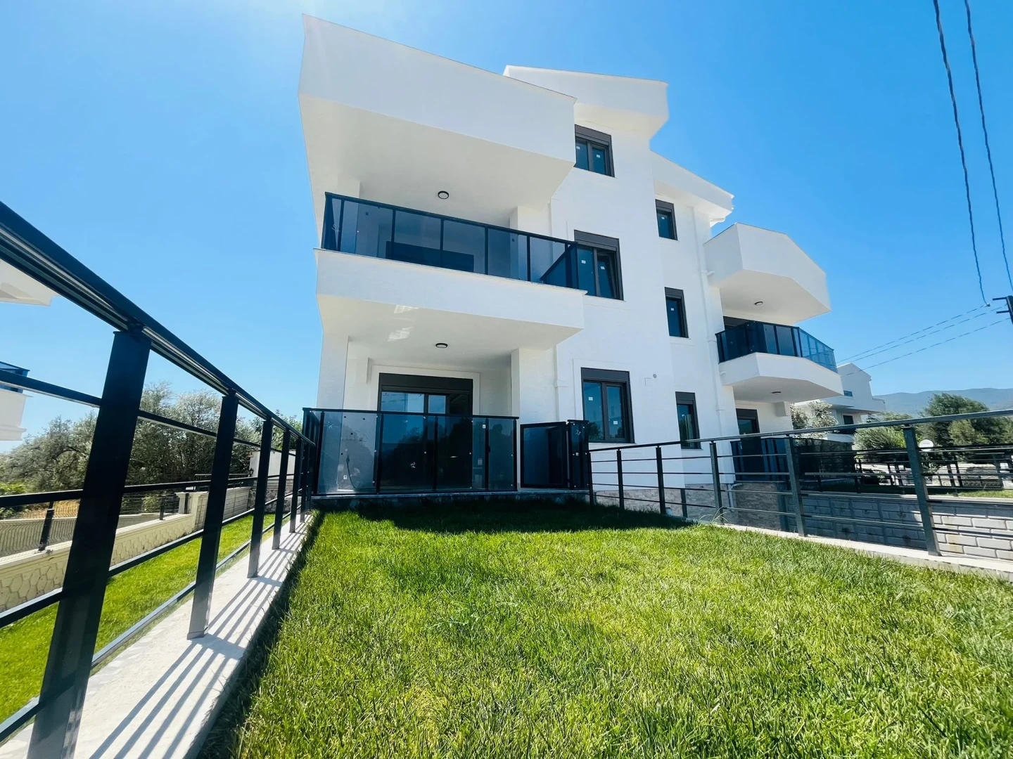 YÜKSELDEN GÜREDE AYRI MUTFAKLI GENİŞ TERASLI ULTRA LÜKS 4+1VİLLA