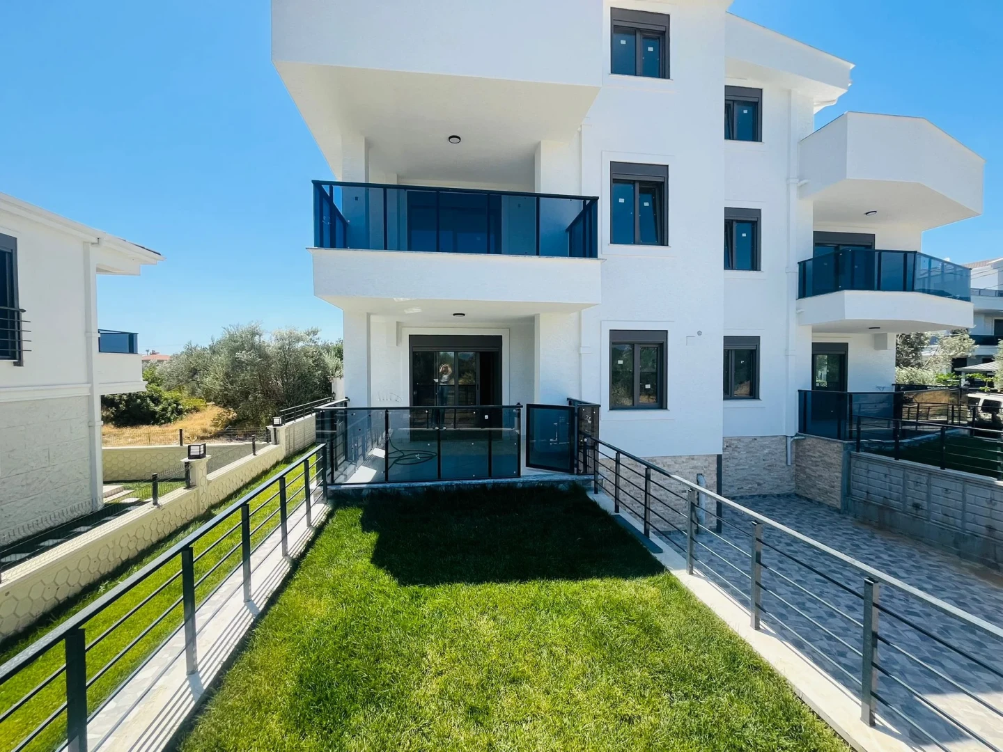 YÜKSELDEN GÜREDE AYRI MUTFAKLI GENİŞ TERASLI ULTRA LÜKS 4+1VİLLA