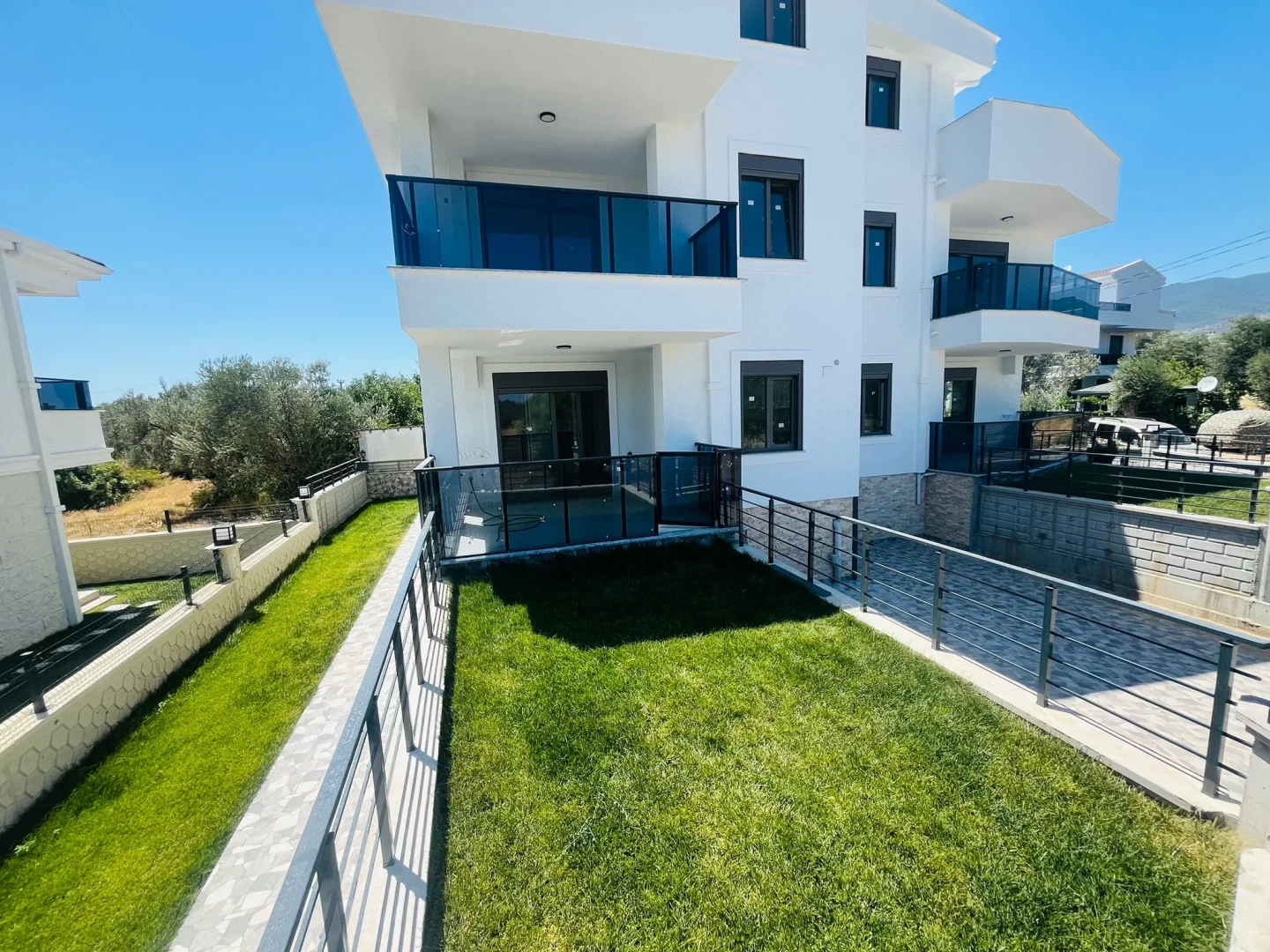 YÜKSELDEN GÜREDE AYRI MUTFAKLI GENİŞ TERASLI ULTRA LÜKS 4+1VİLLA