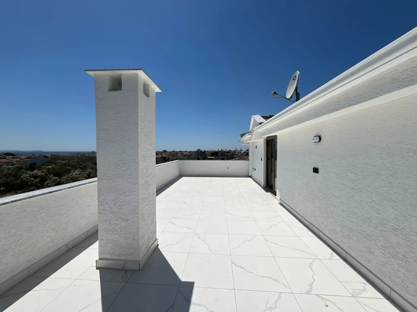 YÜKSELDEN GÜREDE AYRI MUTFAKLI GENİŞ TERASLI ULTRA LÜKS 4+1VİLLA