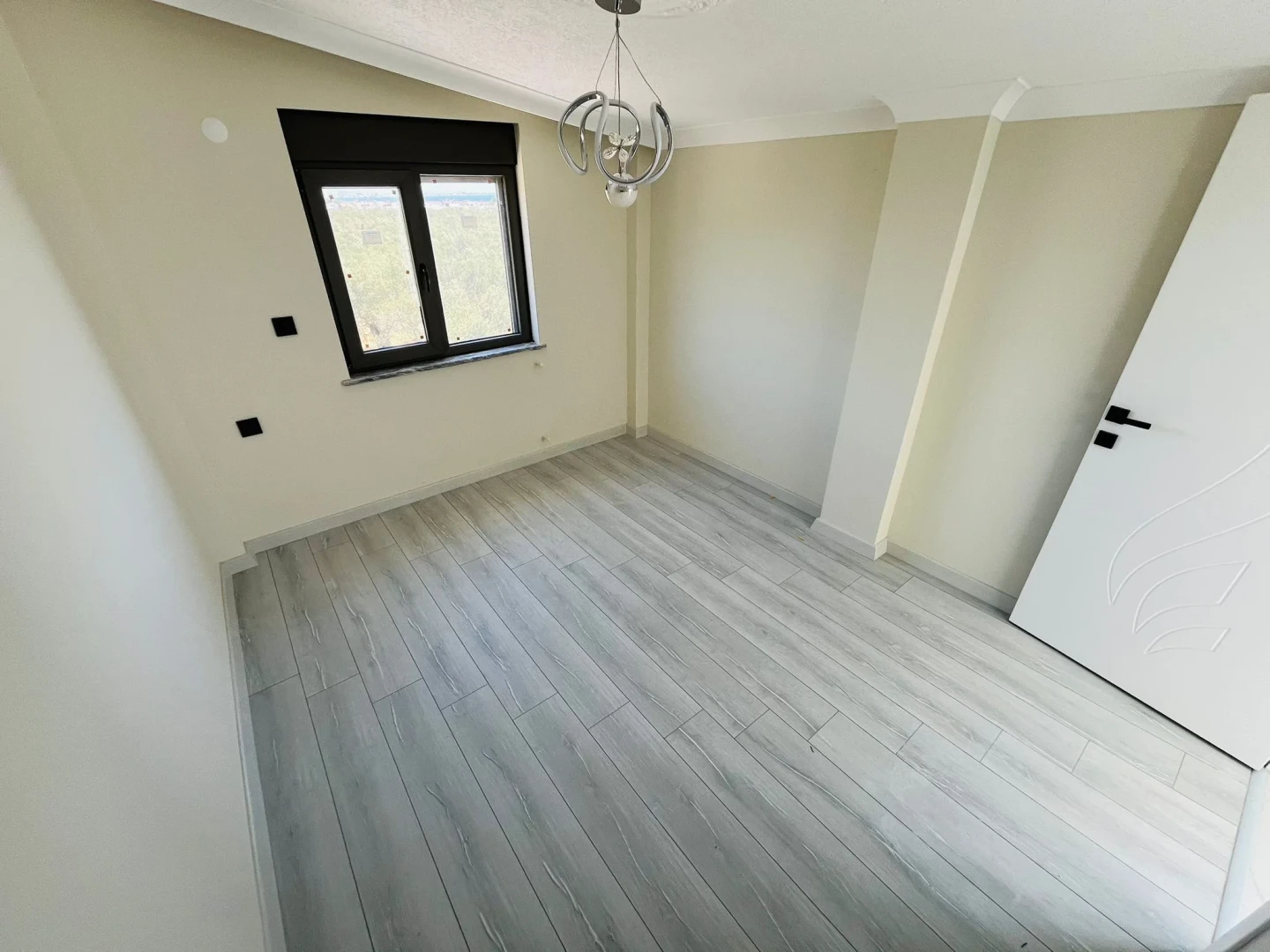 YÜKSELDEN GÜREDE AYRI MUTFAKLI GENİŞ TERASLI ULTRA LÜKS 4+1VİLLA