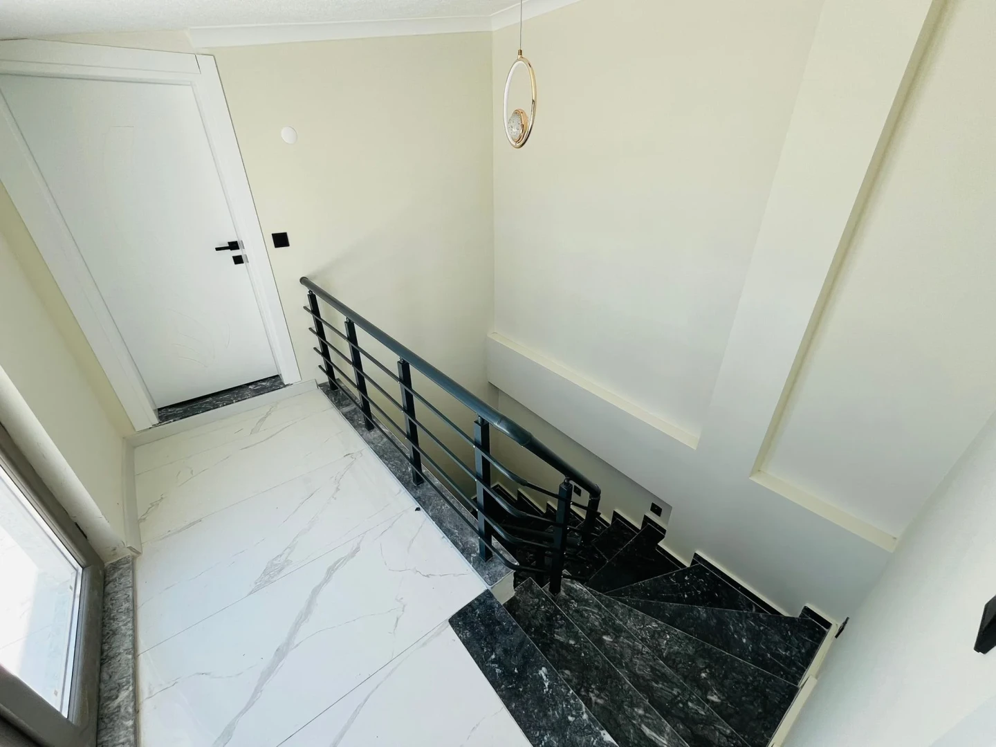 YÜKSELDEN GÜREDE AYRI MUTFAKLI GENİŞ TERASLI ULTRA LÜKS 4+1VİLLA