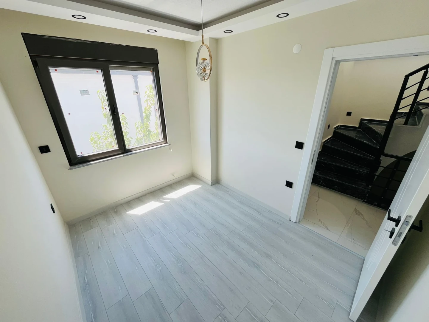 YÜKSELDEN GÜREDE AYRI MUTFAKLI GENİŞ TERASLI ULTRA LÜKS 4+1VİLLA