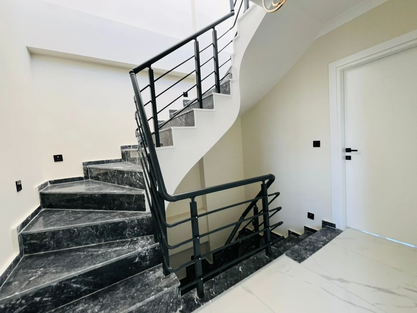 YÜKSELDEN GÜREDE AYRI MUTFAKLI GENİŞ TERASLI ULTRA LÜKS 4+1VİLLA