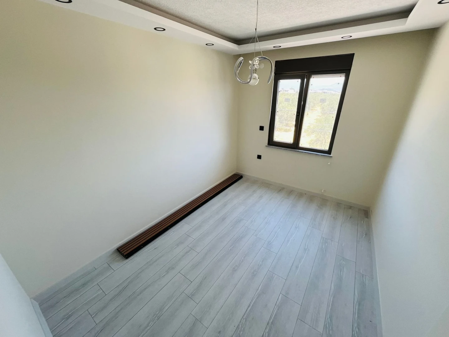 YÜKSELDEN GÜREDE AYRI MUTFAKLI GENİŞ TERASLI ULTRA LÜKS 4+1VİLLA