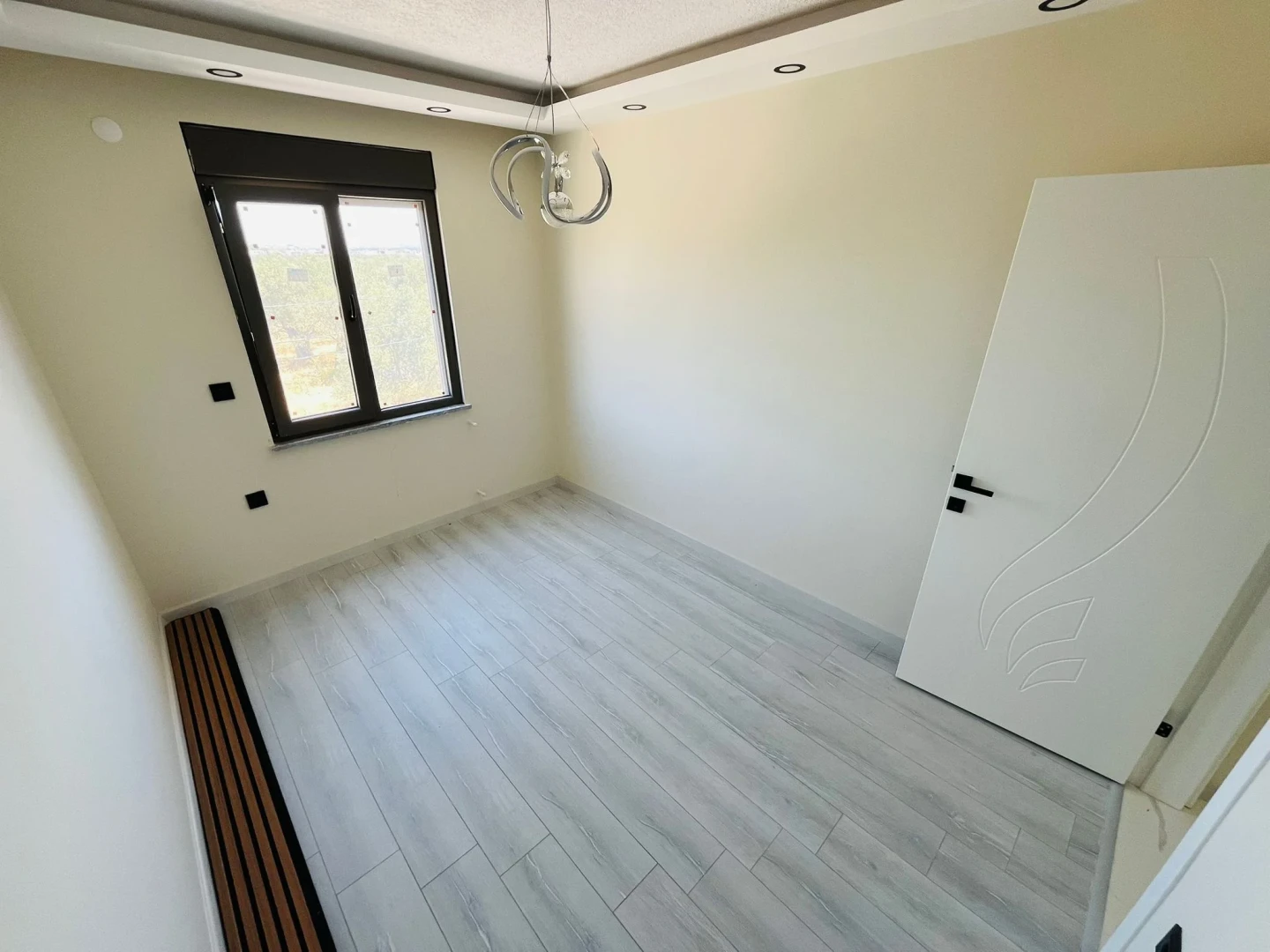 YÜKSELDEN GÜREDE AYRI MUTFAKLI GENİŞ TERASLI ULTRA LÜKS 4+1VİLLA