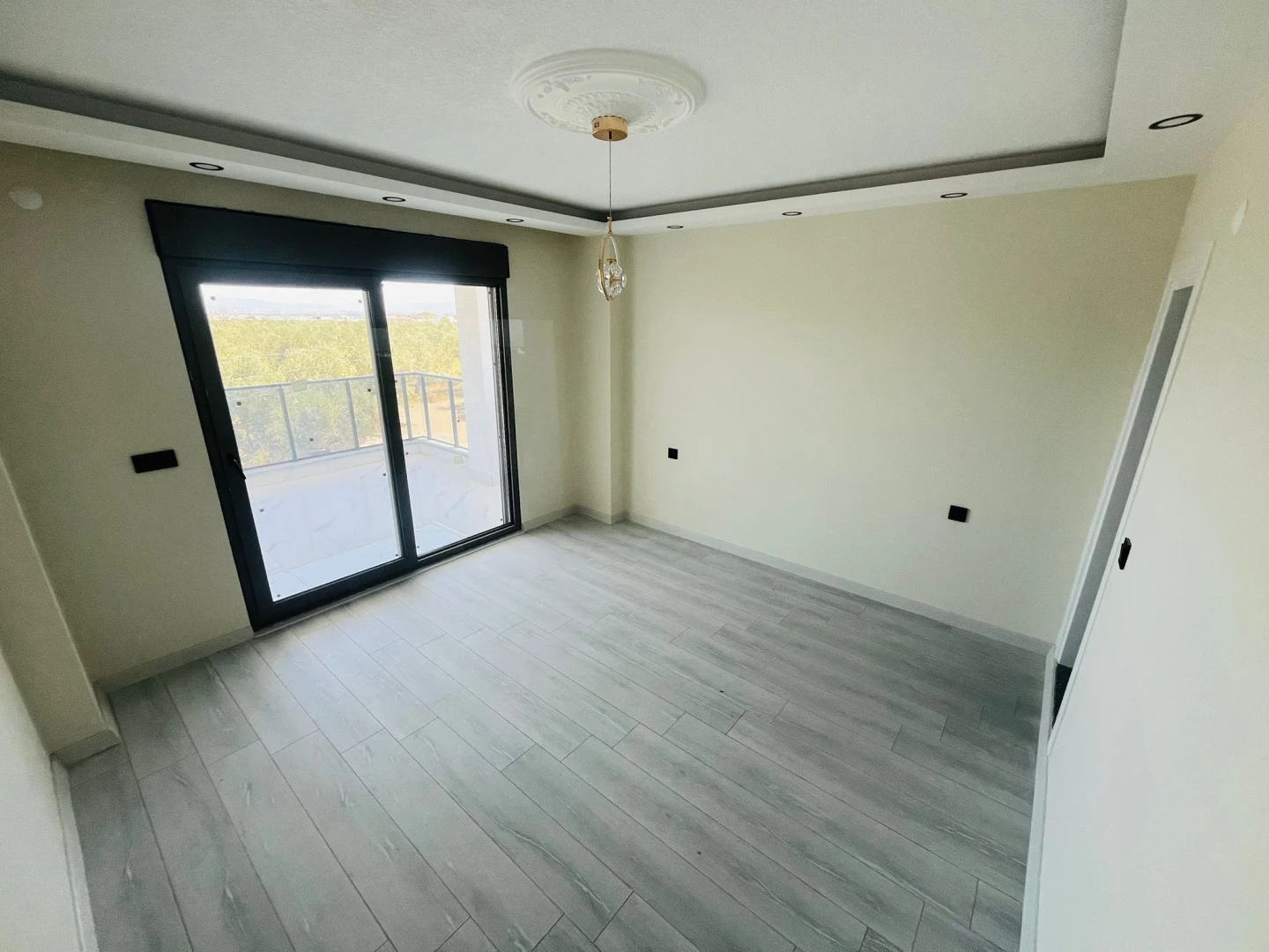 YÜKSELDEN GÜREDE AYRI MUTFAKLI GENİŞ TERASLI ULTRA LÜKS 4+1VİLLA