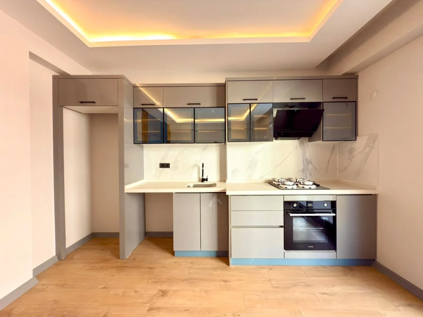 YÜKSELDEN ALTINKUMDA DENİZE YAKIN ÖN CEPHE EBEVEYNLİ 2+1 DAİRE