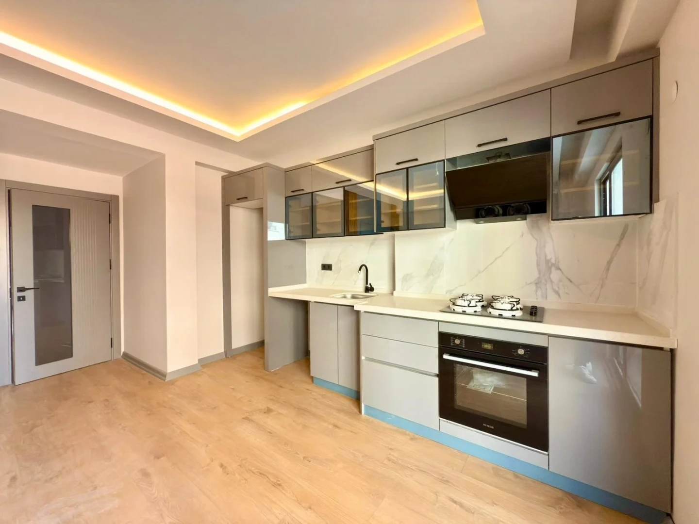 YÜKSELDEN ALTINKUMDA DENİZE YAKIN ÖN CEPHE EBEVEYNLİ 2+1 DAİRE