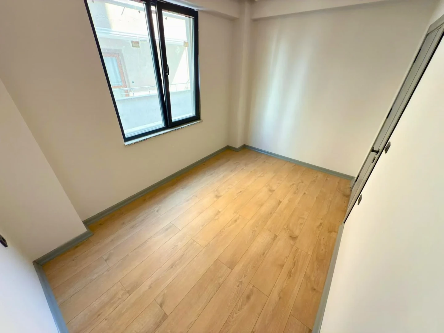 YÜKSELDEN ALTINKUMDA DENİZE YAKIN ÖN CEPHE EBEVEYNLİ 2+1 DAİRE