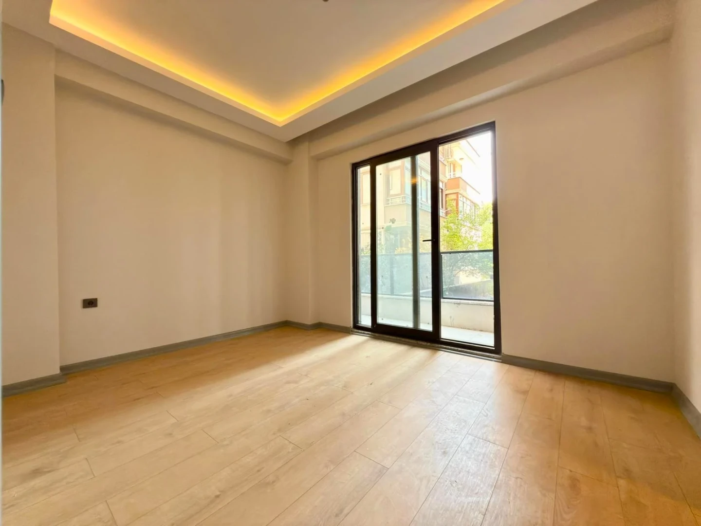 YÜKSELDEN ALTINKUMDA DENİZE YAKIN ÖN CEPHE EBEVEYNLİ 2+1 DAİRE
