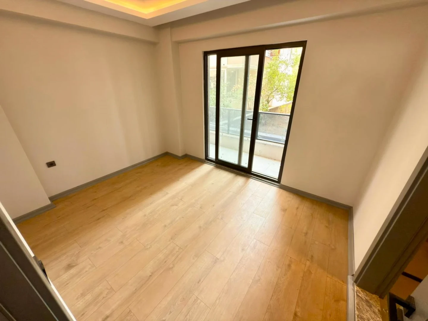 YÜKSELDEN ALTINKUMDA DENİZE YAKIN ÖN CEPHE EBEVEYNLİ 2+1 DAİRE