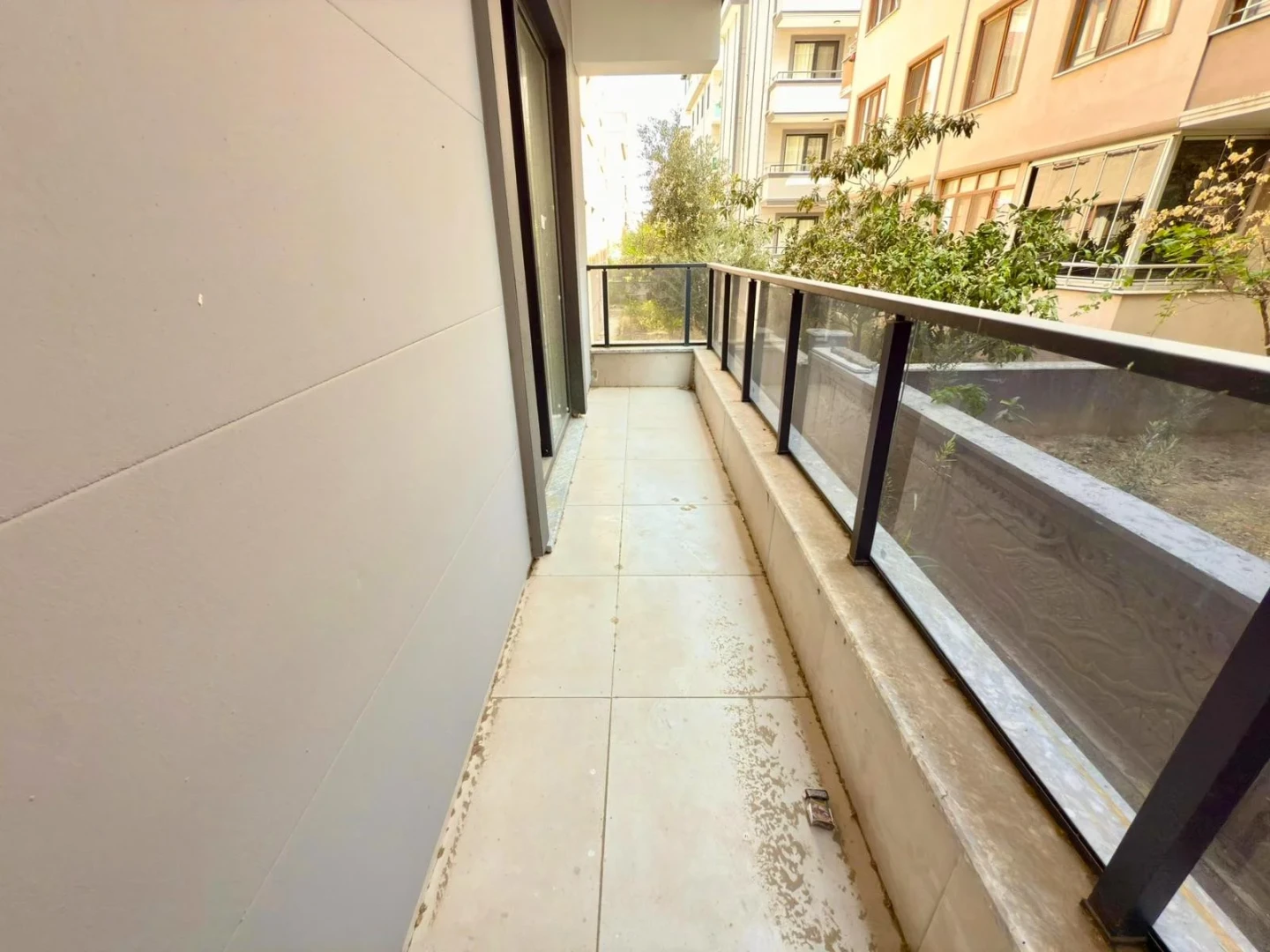 YÜKSELDEN ALTINKUMDA DENİZE YAKIN ÖN CEPHE EBEVEYNLİ 2+1 DAİRE