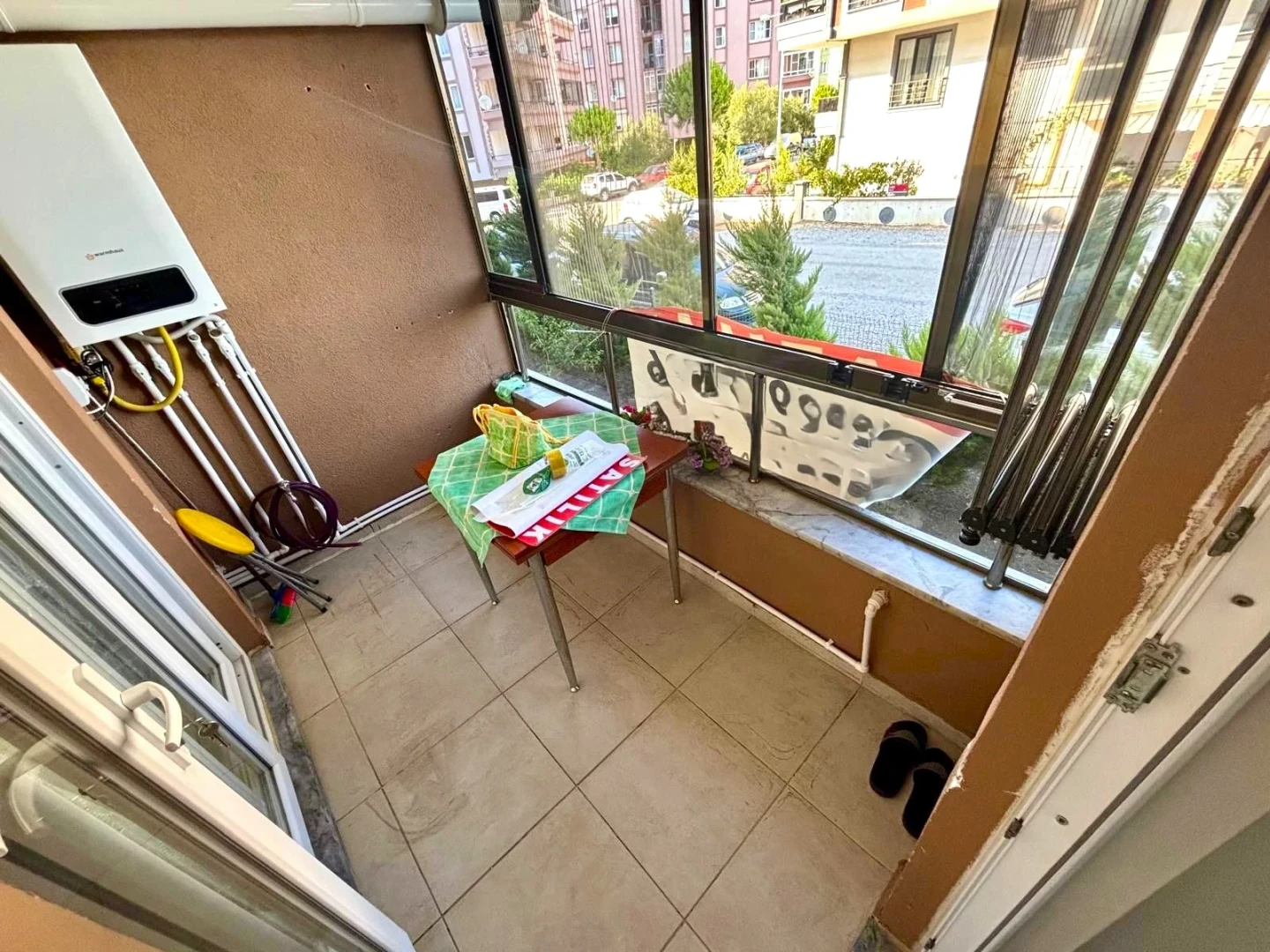 YÜKSELDEN ALTINKUMDA AYRI MUTFAK ÖN CEPHE CAM BALKONLU 2+1 DAİRE