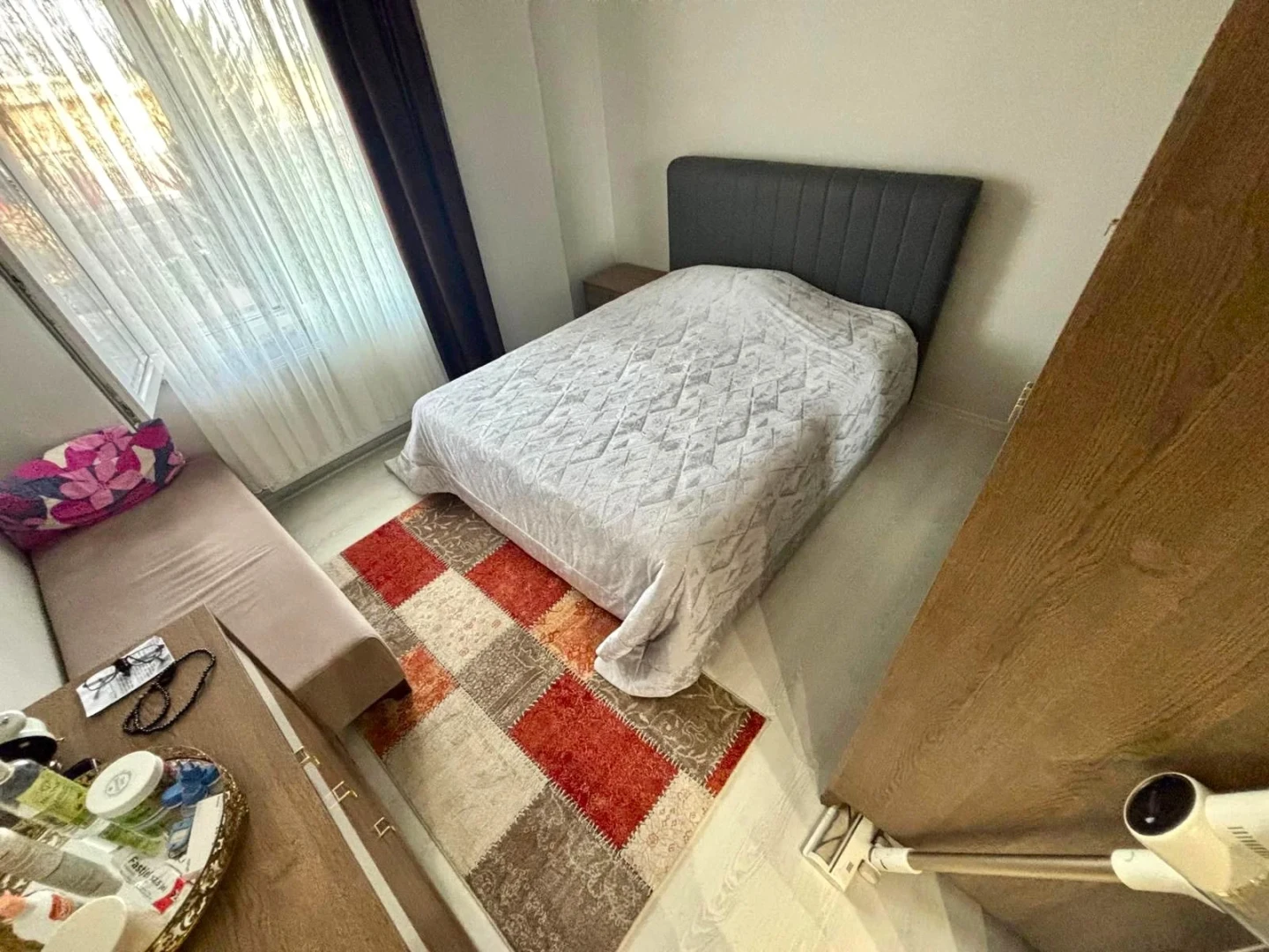 YÜKSELDEN ALTINKUMDA AYRI MUTFAK ÖN CEPHE CAM BALKONLU 2+1 DAİRE