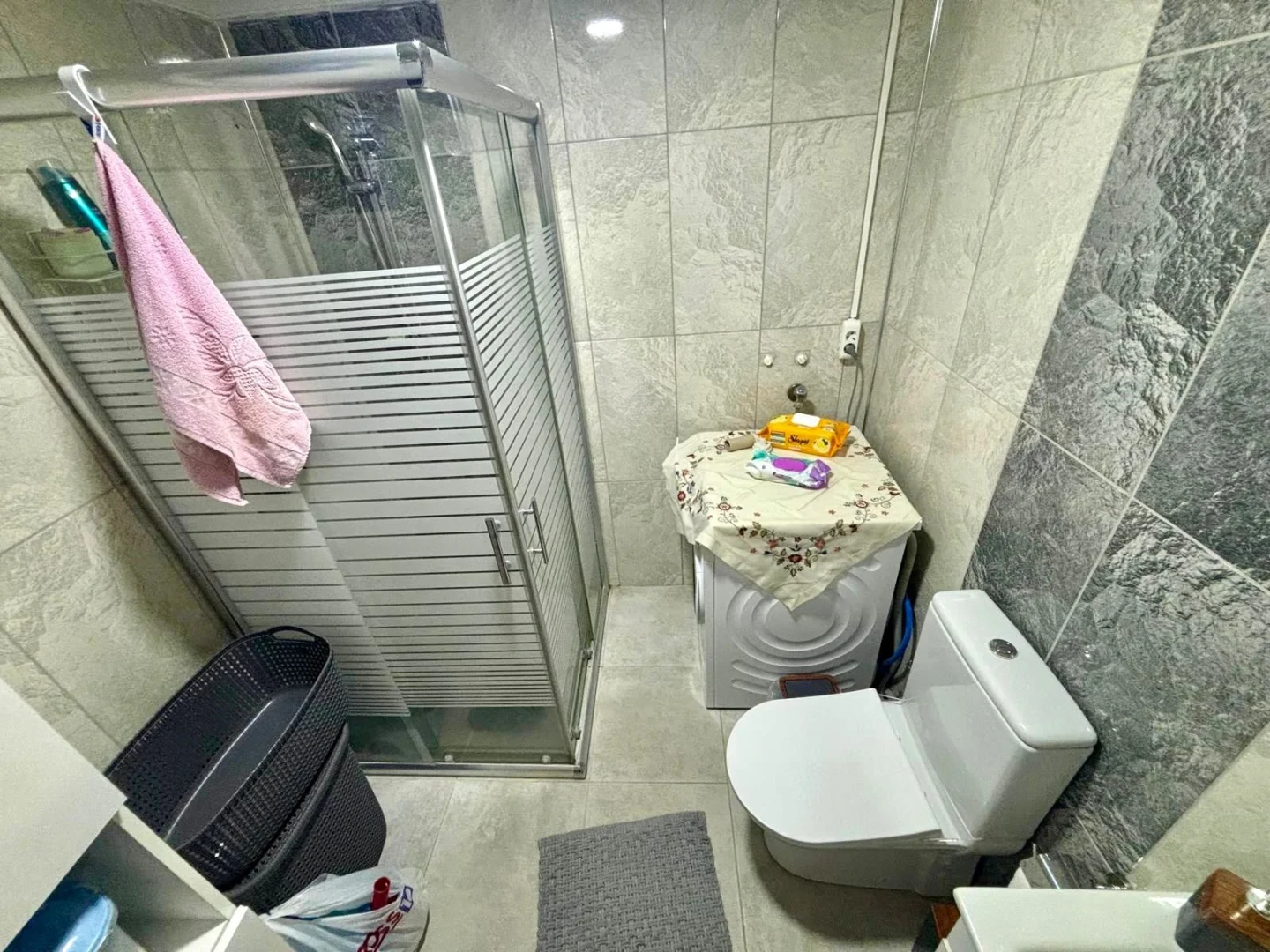 YÜKSELDEN ALTINKUMDA AYRI MUTFAK ÖN CEPHE CAM BALKONLU 2+1 DAİRE