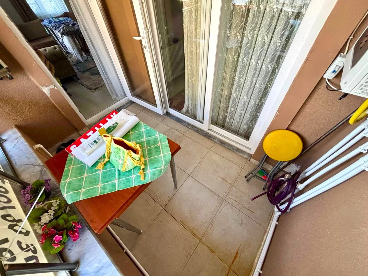 YÜKSELDEN ALTINKUMDA AYRI MUTFAK ÖN CEPHE CAM BALKONLU 2+1 DAİRE