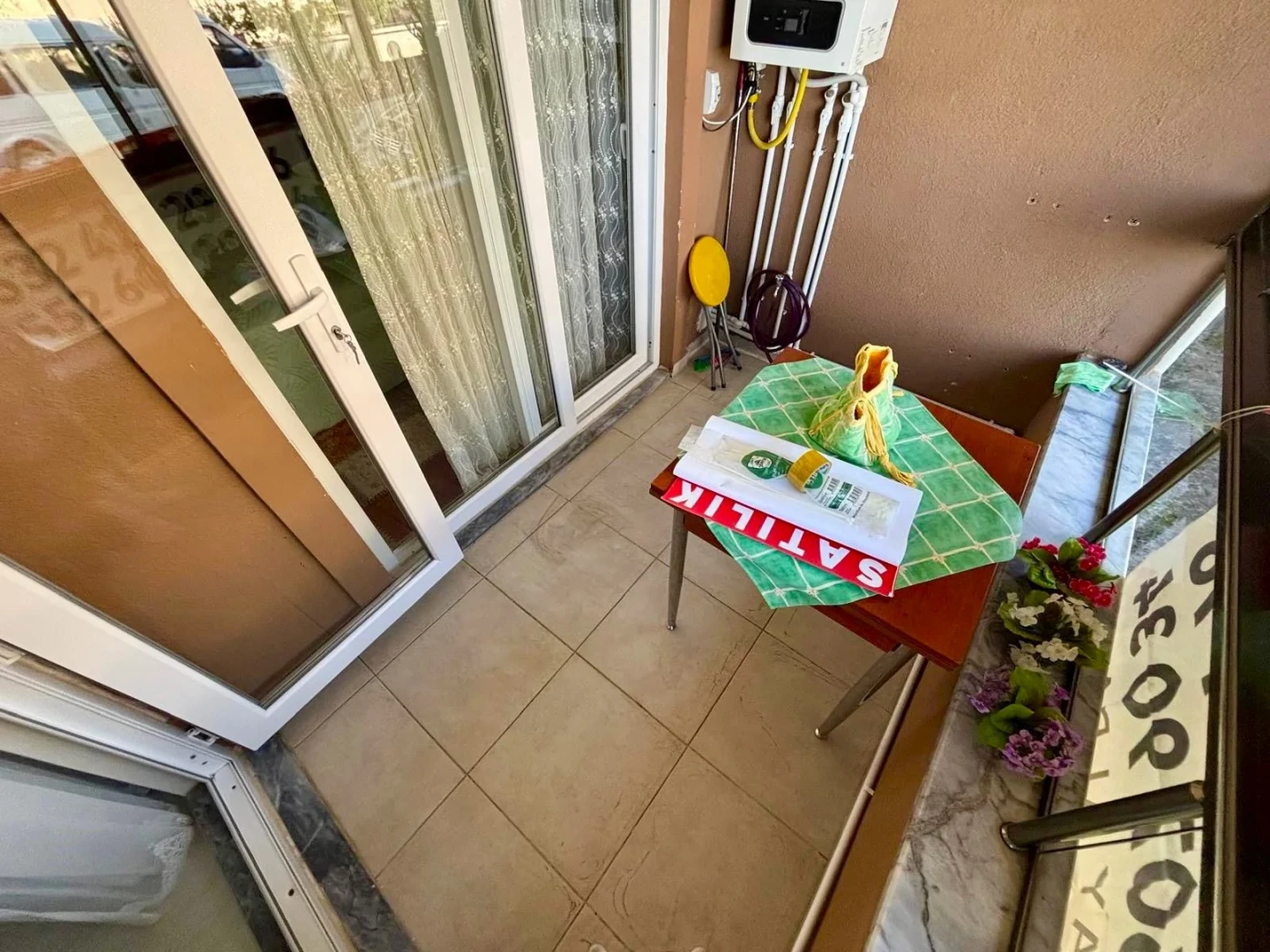 YÜKSELDEN ALTINKUMDA AYRI MUTFAK ÖN CEPHE CAM BALKONLU 2+1 DAİRE