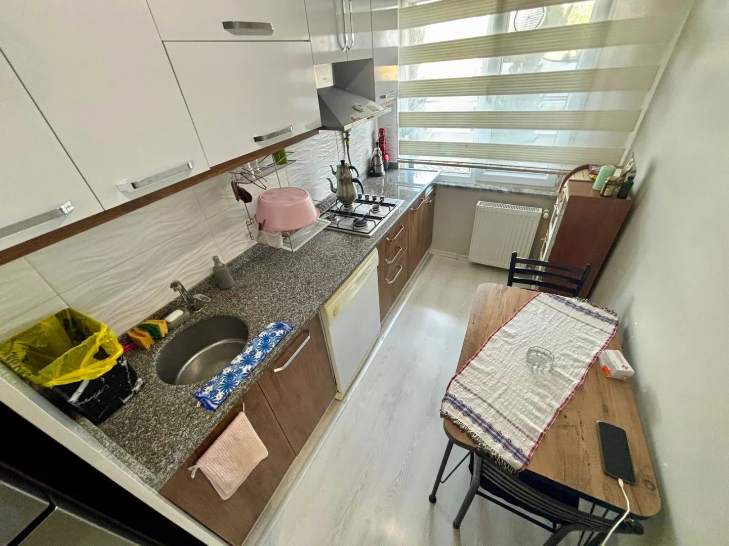 YÜKSELDEN ALTINKUMDA AYRI MUTFAK ÖN CEPHE CAM BALKONLU 2+1 DAİRE