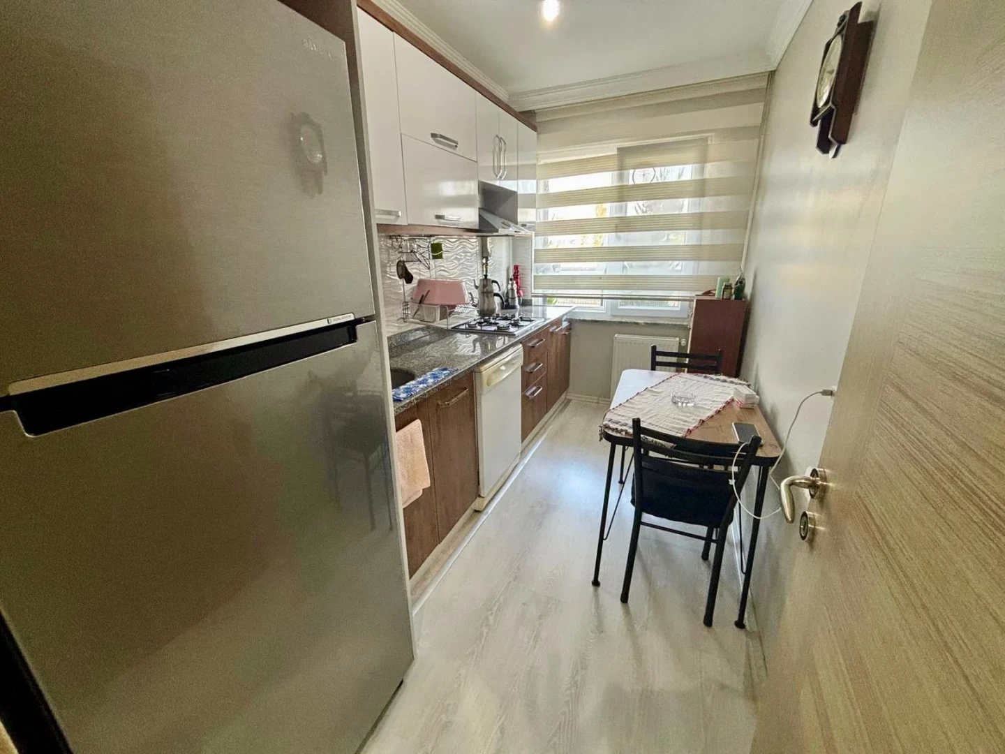 YÜKSELDEN ALTINKUMDA AYRI MUTFAK ÖN CEPHE CAM BALKONLU 2+1 DAİRE