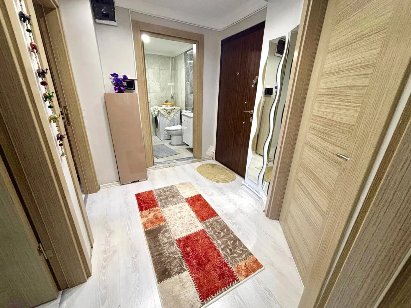 YÜKSELDEN ALTINKUMDA AYRI MUTFAK ÖN CEPHE CAM BALKONLU 2+1 DAİRE