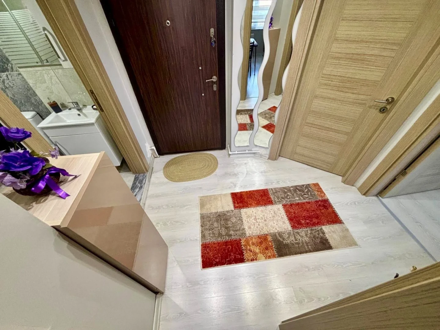 YÜKSELDEN ALTINKUMDA AYRI MUTFAK ÖN CEPHE CAM BALKONLU 2+1 DAİRE
