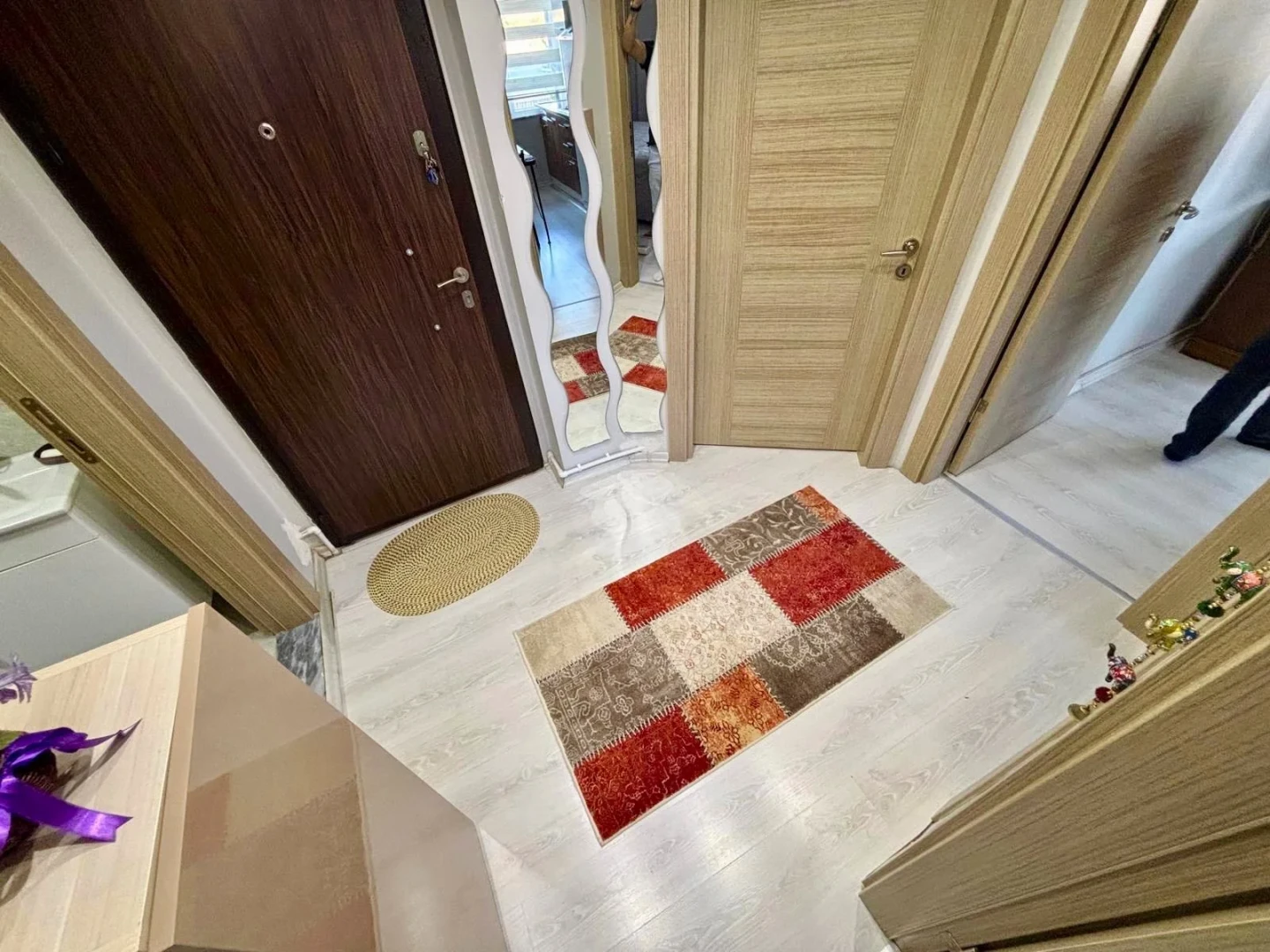 YÜKSELDEN ALTINKUMDA AYRI MUTFAK ÖN CEPHE CAM BALKONLU 2+1 DAİRE