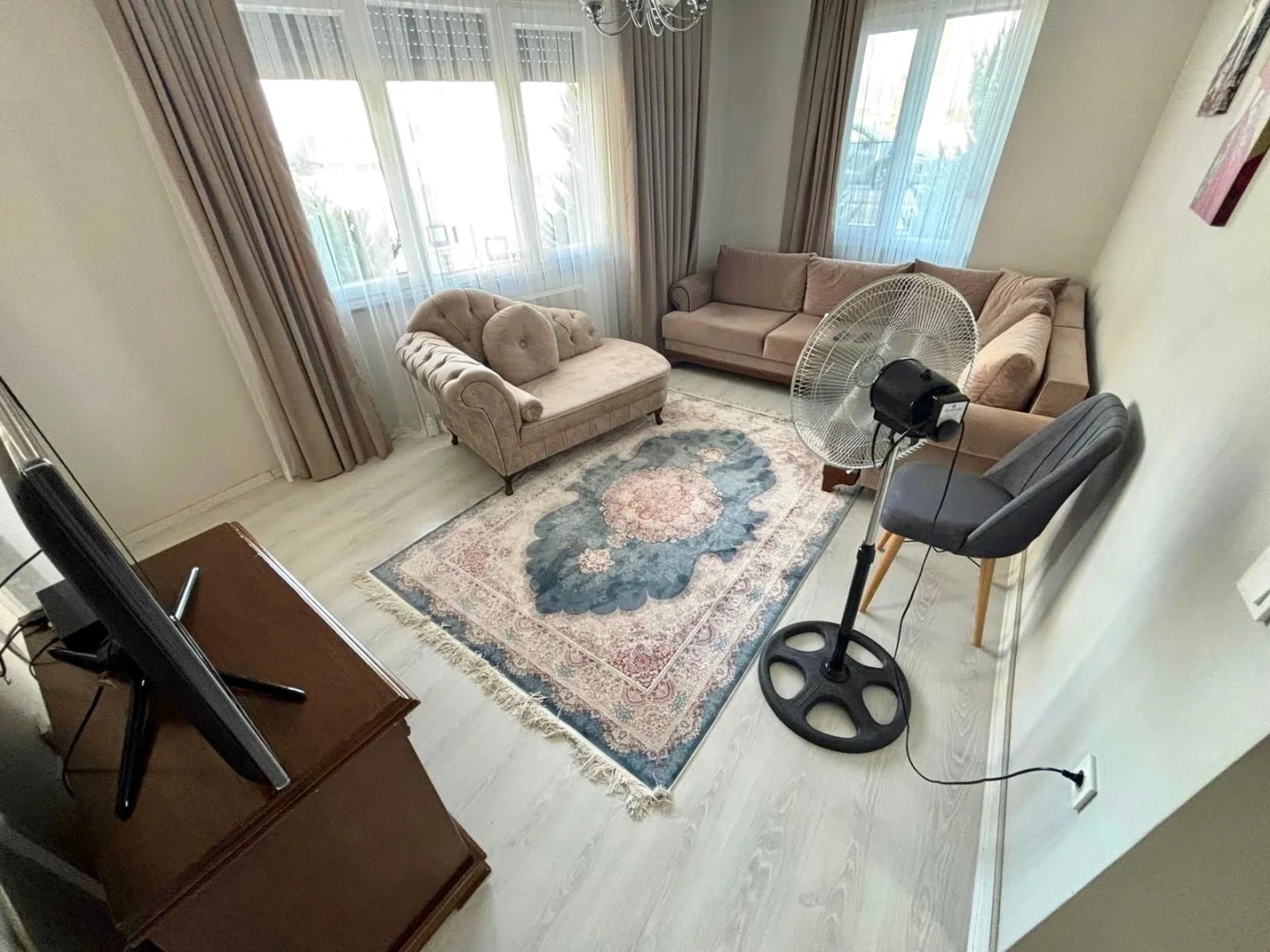 YÜKSELDEN ALTINKUMDA AYRI MUTFAK ÖN CEPHE CAM BALKONLU 2+1 DAİRE