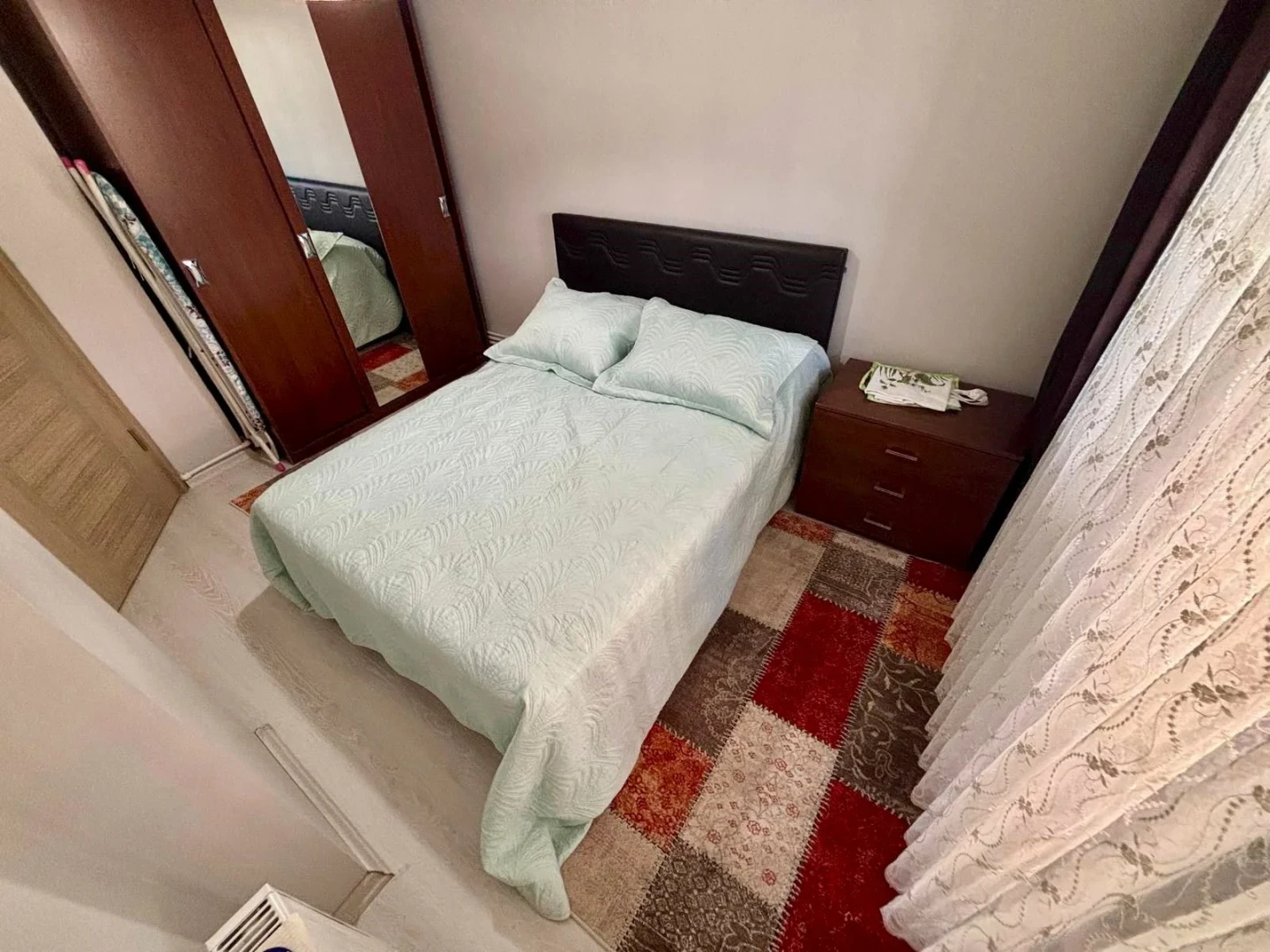 YÜKSELDEN ALTINKUMDA AYRI MUTFAK ÖN CEPHE CAM BALKONLU 2+1 DAİRE
