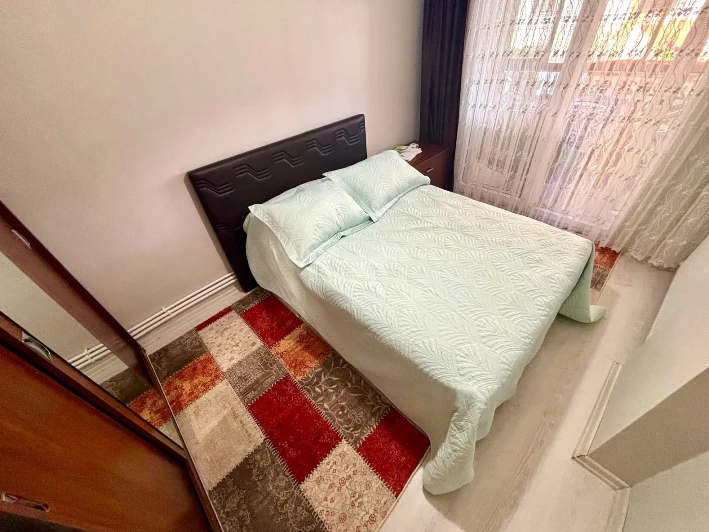 YÜKSELDEN ALTINKUMDA AYRI MUTFAK ÖN CEPHE CAM BALKONLU 2+1 DAİRE