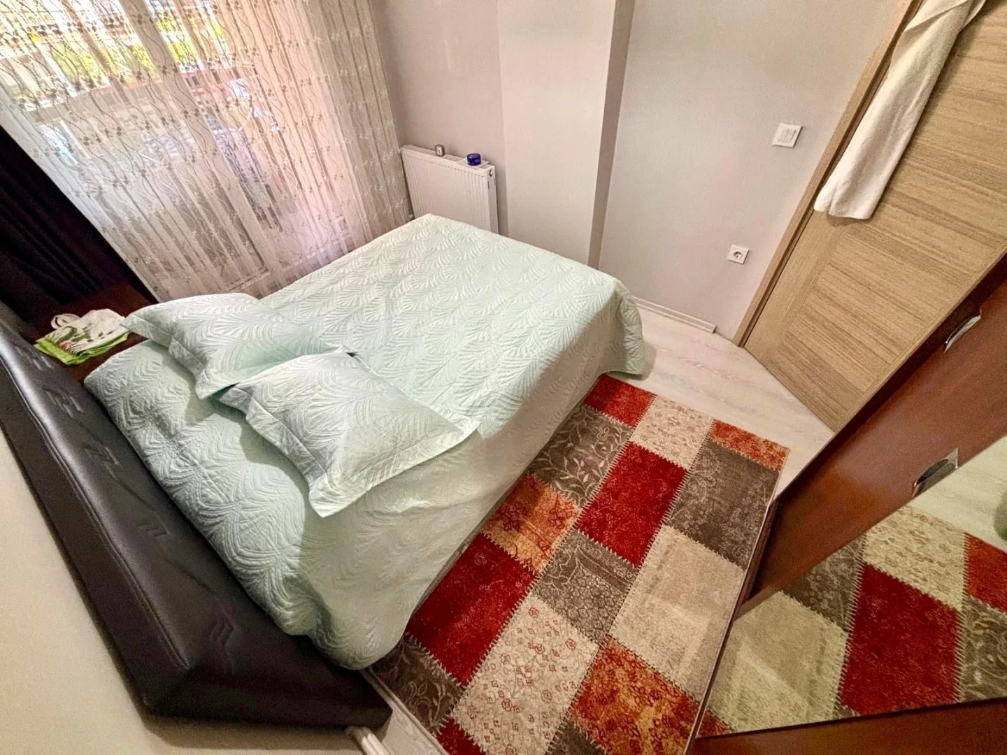 YÜKSELDEN ALTINKUMDA AYRI MUTFAK ÖN CEPHE CAM BALKONLU 2+1 DAİRE