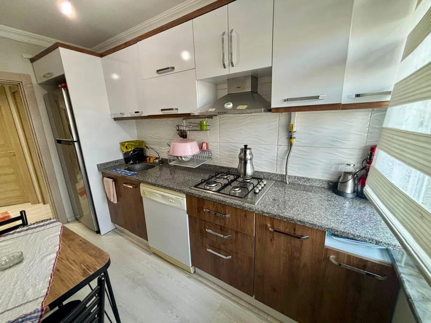 YÜKSELDEN ALTINKUMDA AYRI MUTFAK ÖN CEPHE CAM BALKONLU 2+1 DAİRE