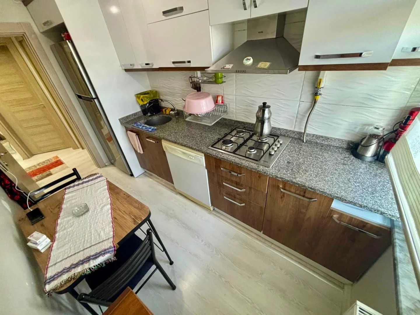 YÜKSELDEN ALTINKUMDA AYRI MUTFAK ÖN CEPHE CAM BALKONLU 2+1 DAİRE