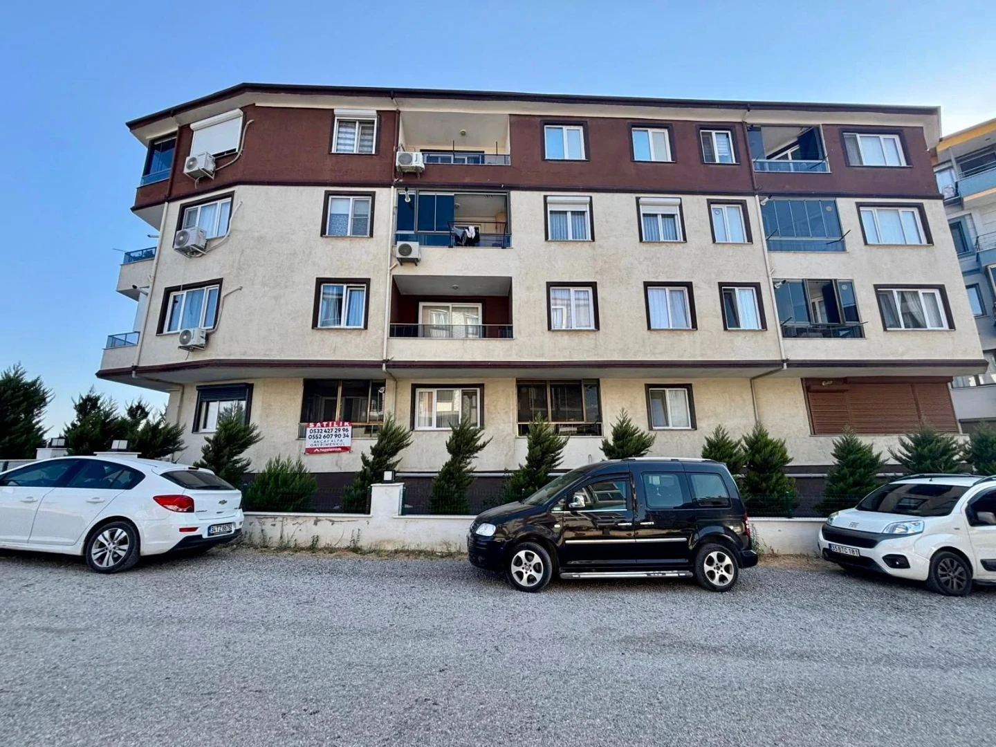 YÜKSELDEN ALTINKUMDA AYRI MUTFAK ÖN CEPHE CAM BALKONLU 2+1 DAİRE